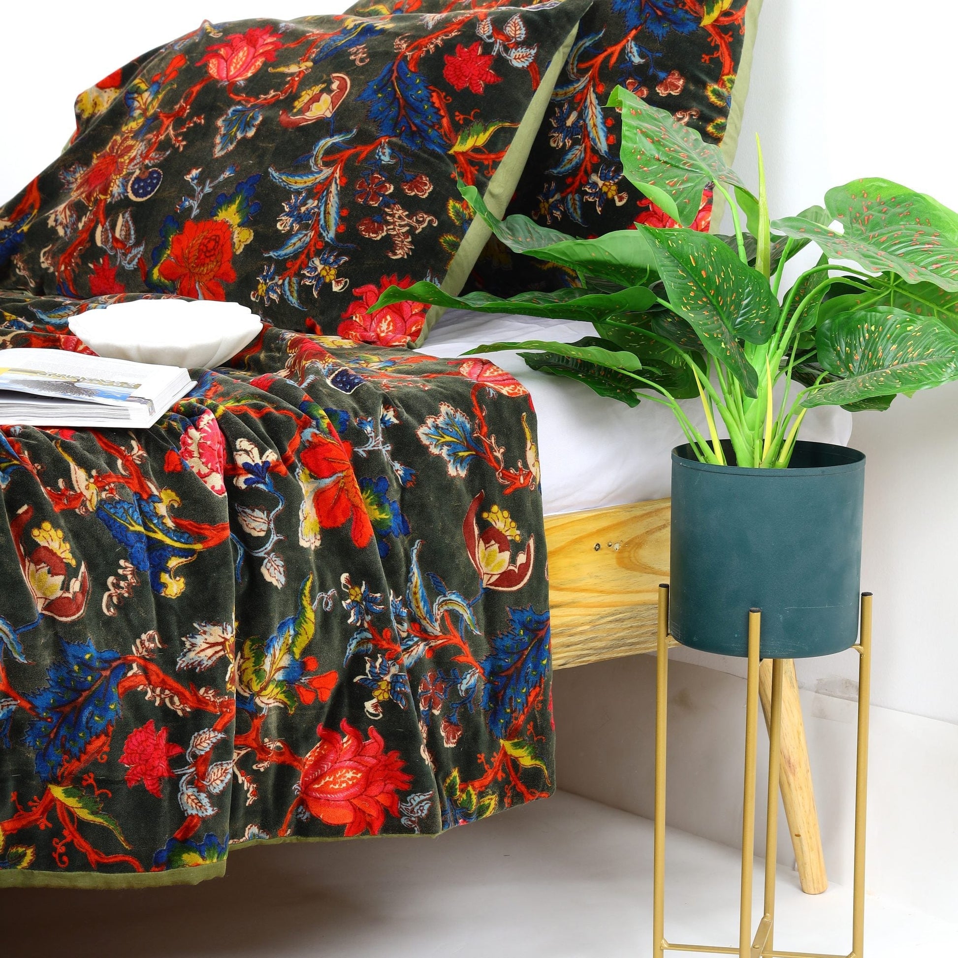 Velvet Floral Kantha Quilt - Harmonie