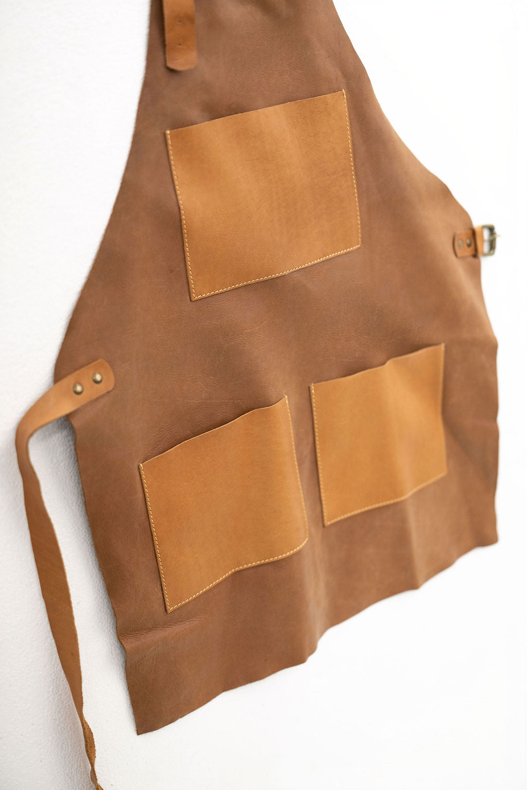 Durable tan leather apron 70x50 cm with functional pockets for daily work