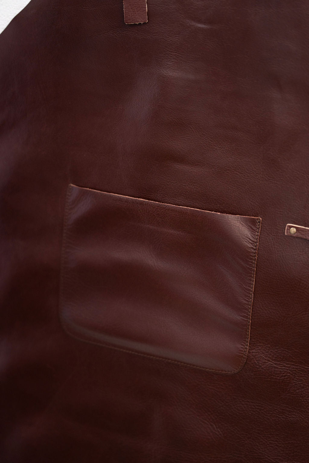 Durable chestnut leather apron with adjustable straps for professional use