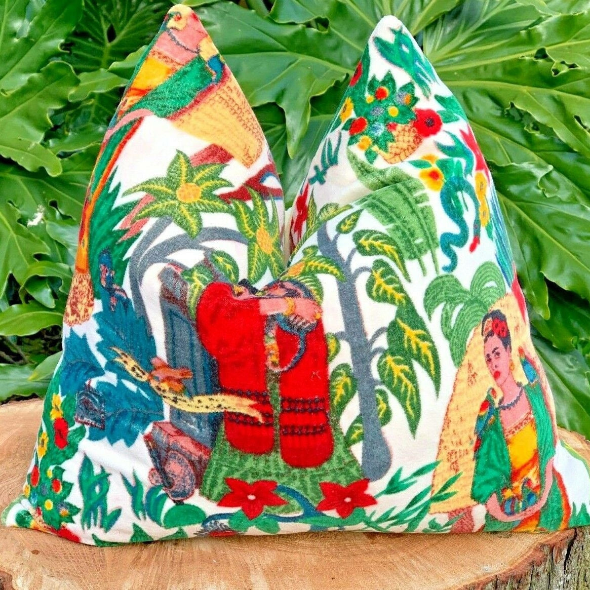 'La Cultura de Frida' 100% Cotton Velvet Cushion Cover